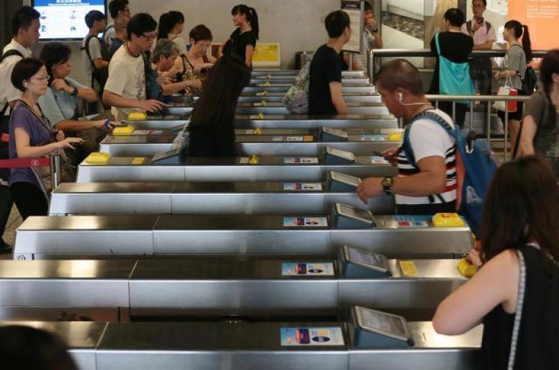 ■港鐵閘機未來增設二維碼系統後,支付生態料有根本性改變。資料圖片 ■港鐵閘機未來增設二維碼系統後,支付生態料有根本性改變。資料圖片
