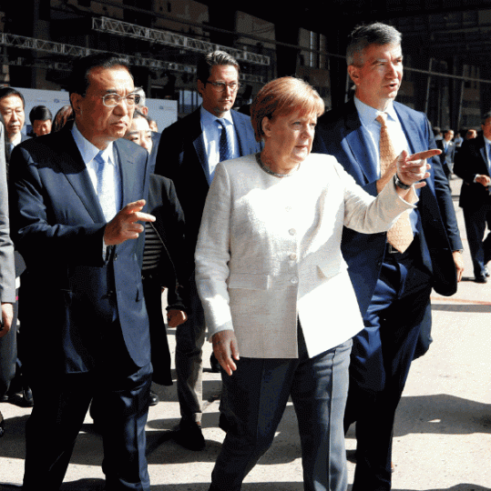 ■李克強前日與默克爾簽訂貿易協議後不久,劉霞即被釋放。 ■李克強前日與默克爾簽訂貿易協議後不久,劉霞即被釋放。