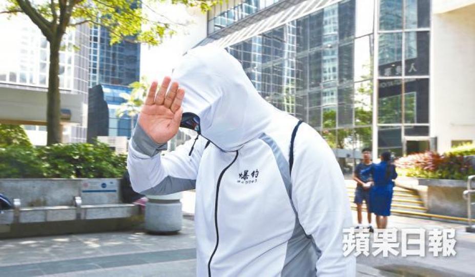 ■次被告姚浩賢昨承認串謀爆竊及偷駕巴士候懲。陳善南攝■被告去年2月於屯門兆康巴士總站爆竊站長室。互聯網