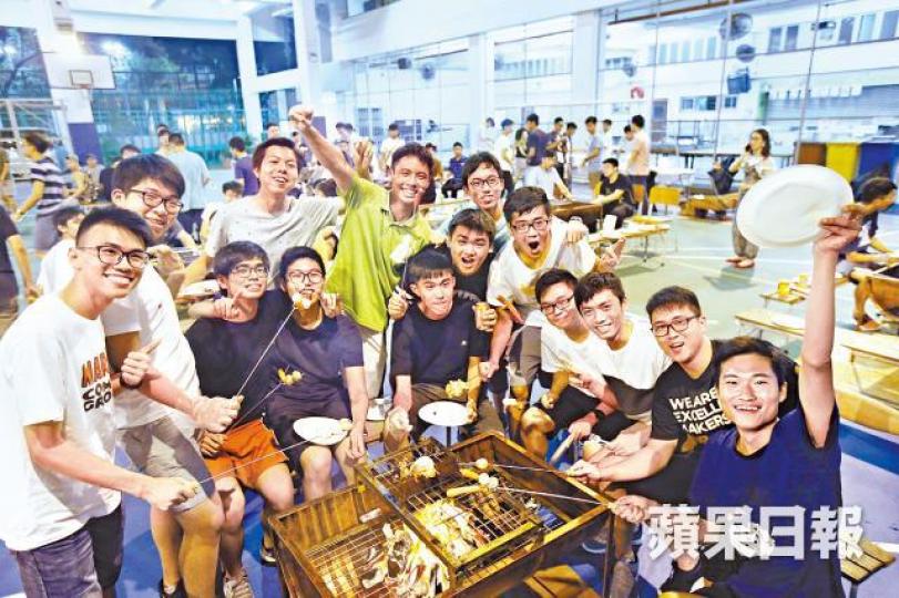 ■聖芳濟書院的中六學生昨參加傳統放榜前夕燒烤派對，互相打氣。