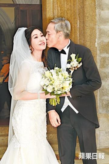 ■陳榮峻昨日迎娶吳香倫，黃昏戀修成正果，兩人完婚後即在教堂外錫錫。■在教堂行禮時，新娘吳香倫不禁感動落淚。■在神父見證下，陳榮峻與吳香倫宣讀誓詞，同偕白首。■陳榮峻與吳香倫拉埋天窗，陳榮峻媽咪、兒孫四代同堂見證。■陳榮峻與吳香倫在娛圈多年，不少藝人好友到場祝福。■陳榮峻與吳香倫晚上設宴款待親朋，並換上晚裝見傳媒。