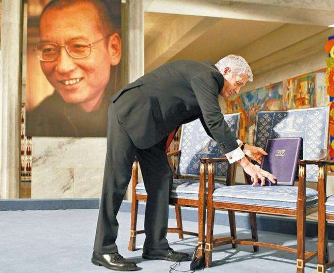 ■劉曉波2010年未能到挪威領諾貝爾和平獎,委員會安排一張空凳向他致敬。 ■劉曉波2010年未能到挪威領諾貝爾和平獎,委員會安排一張空凳向他致敬。