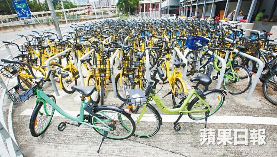 ■在泊車處有逾百部共享單車ofo,而gobee.bike卻只有幾部泊在外面。 黃耀興攝■記者昨日測試11部單車,只有兩部可成功開鎖。 ■在泊車處有逾百部共享單車ofo,而gobee.bike卻只有幾部泊在外面。 黃耀興攝■記者昨日測試11部單車,只有兩部可成功開鎖。