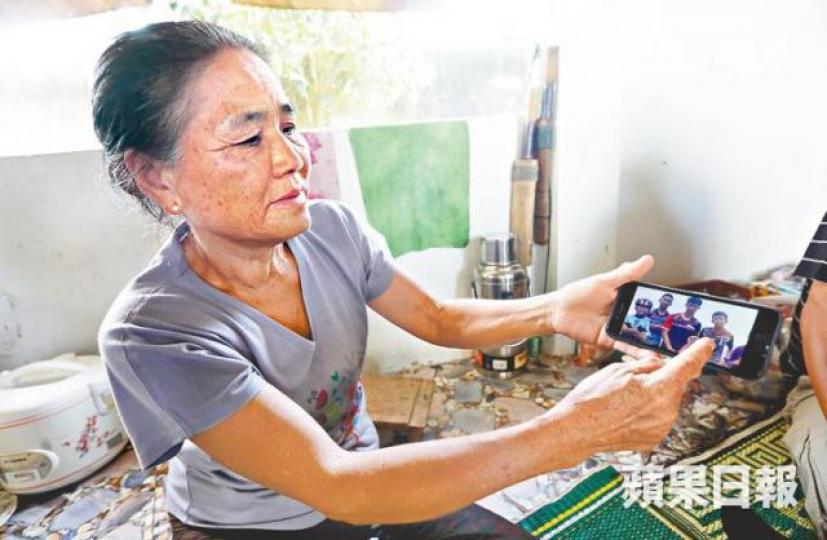 ■鄰居婆婆稱阿Dee動靜皆宜,盡得村民喜愛。朱永倫攝 ■鄰居婆婆稱阿Dee動靜皆宜,盡得村民喜愛。朱永倫攝