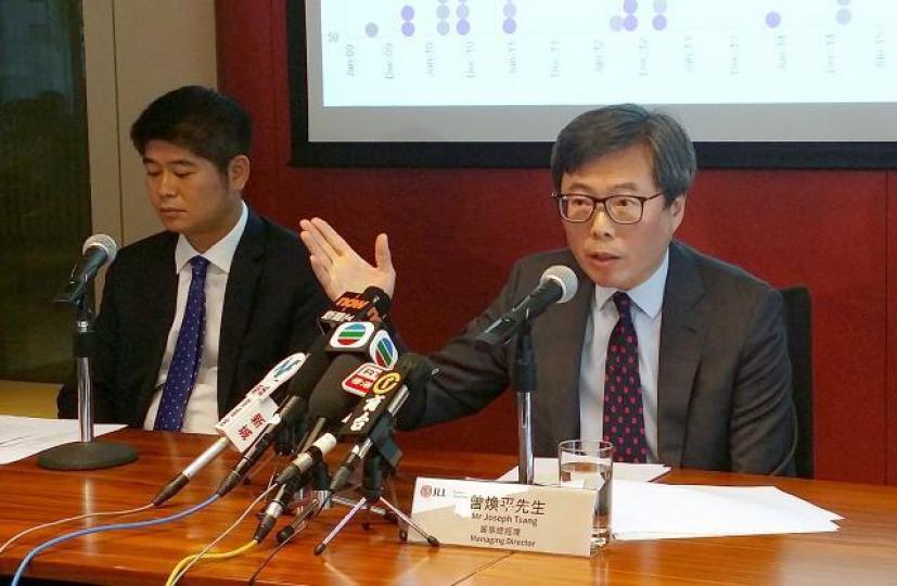 ■仲量聯行董事總經理曾煥平(右)批評政府過去落錯藥。 ■仲量聯行董事總經理曾煥平(右)批評政府過去落錯藥。