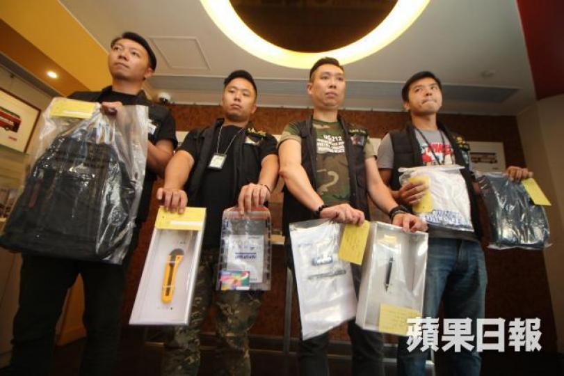 ■警方展示撿獲的證物，包括鎅刀及八達通等。劉柏麟攝