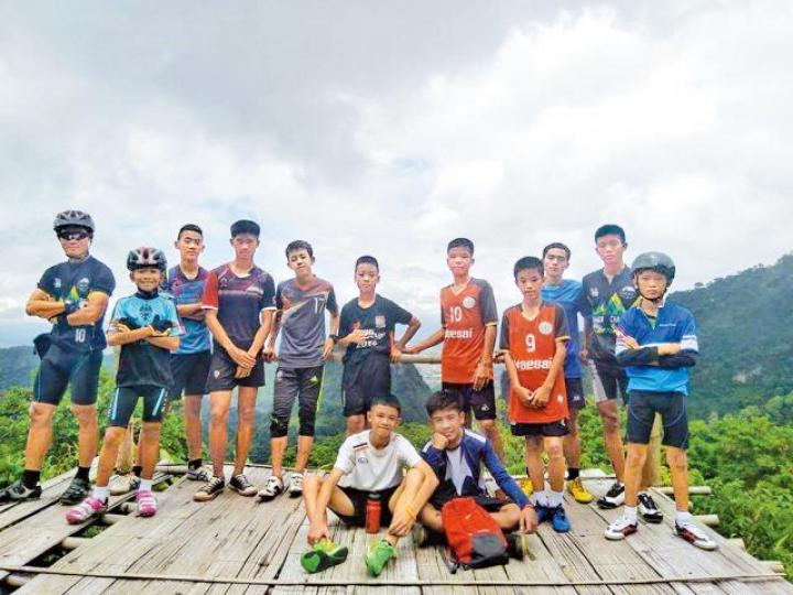 ■泰少足隊12成員與教練合照。資料圖片 ■泰少足隊12成員與教練合照。資料圖片