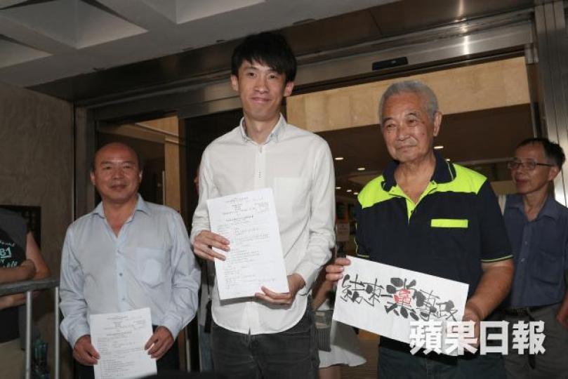 ■法官稱5宗覆核案一併處理可避免額外訴訟，更符合社會公義；圖為梁頌恆（中）等申請人早前上庭。資料圖片