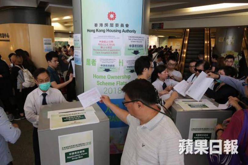 ■新居屋應該採用較嚴厲的轉售政策,限制買賣,杜絕富裕家庭用子女名額抽居屋。 資料圖片 ■新居屋應該採用較嚴厲的轉售政策,限制買賣,杜絕富裕家庭用子女名額抽居屋。 資料圖片