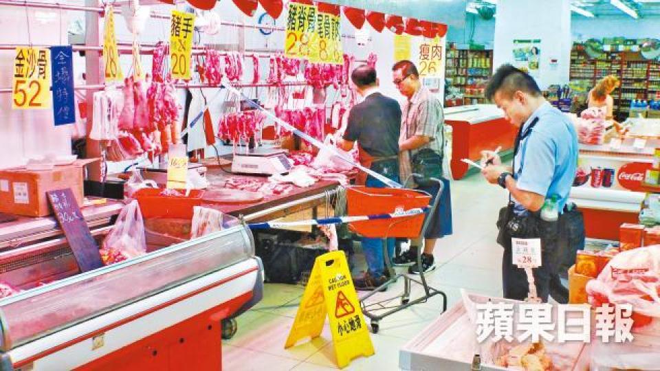 ■蒲崗村道佳寶內的肉枱留有漂白水痕迹,警員在店內調查。劉柏麟攝 ■蒲崗村道佳寶內的肉枱留有漂白水痕迹,警員在店內調查。劉柏麟攝
