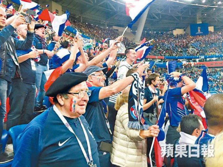 ■法國擊敗比利時晉身決賽,場內球迷紛紛揮舞國旗慶祝。禤家民攝■法國中堅烏姆迪迪(右)「一槌定音」,成為贏波英雄。路透社■慶祝演變成騷亂,防暴警察出動驅趕球迷。路透社 ■法國擊敗比利時晉身決賽,場內球迷紛紛揮舞國旗慶祝。禤家民攝■法國中堅烏姆迪迪(右)「一槌定音」,成為贏波英雄。路透社■慶祝演變成騷亂,防暴警察出動驅趕球迷。路透社
