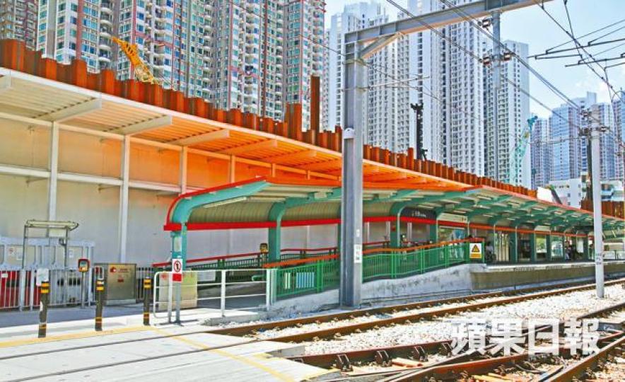 ■天榮站臨時月台受打樁影響,出現沉降。袁志中攝運輸及房屋局副局長蘇偉文■涉事的新地地盤已暫時停工。 ■天榮站臨時月台受打樁影響,出現沉降。袁志中攝運輸及房屋局副局長蘇偉文■涉事的新地地盤已暫時停工。