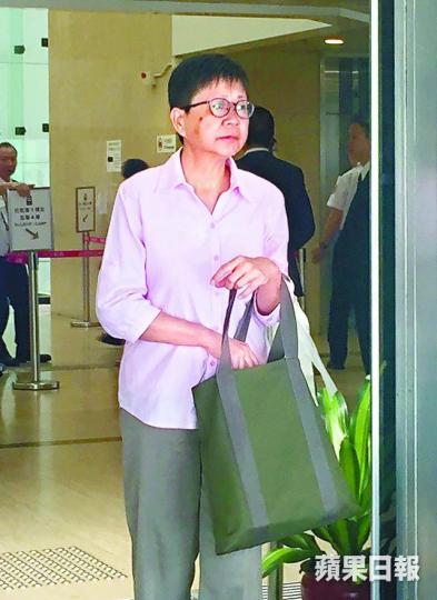 ■被告妹關豔芬昨供稱曾聽到死者辱罵胞兄。■被告關達儀被捕當日蒙頭送院。 ■被告妹關豔芬昨供稱曾聽到死者辱罵胞兄。■被告關達儀被捕當日蒙頭送院。