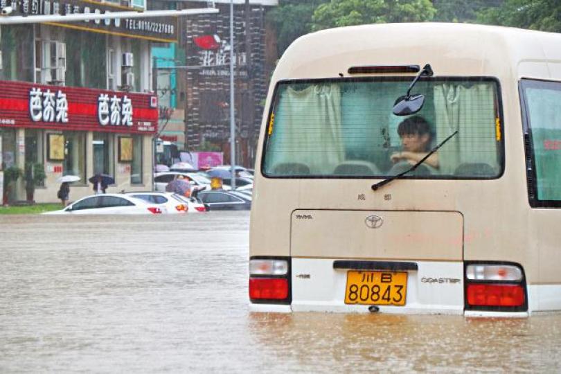 ■綿陽市區馬路水深近米,多架巴士和私家車在水中死火。路透社■洪峯威脅涪江大橋,鐵路部門調和諧列車以「重車壓樑」方式抗洪。■汶川的道路猶如遇上地震出現嚴重路陷,多輛汽車掉進下陷位置。 ■綿陽市區馬路水深近米,多架巴士和私家車在水中死火。路透社■洪峯威脅涪江大橋,鐵路部門調和諧列車以「重車壓樑」方式抗洪。■汶川的道路猶如遇上地震出現嚴重路陷,多輛汽車掉進下陷位置。