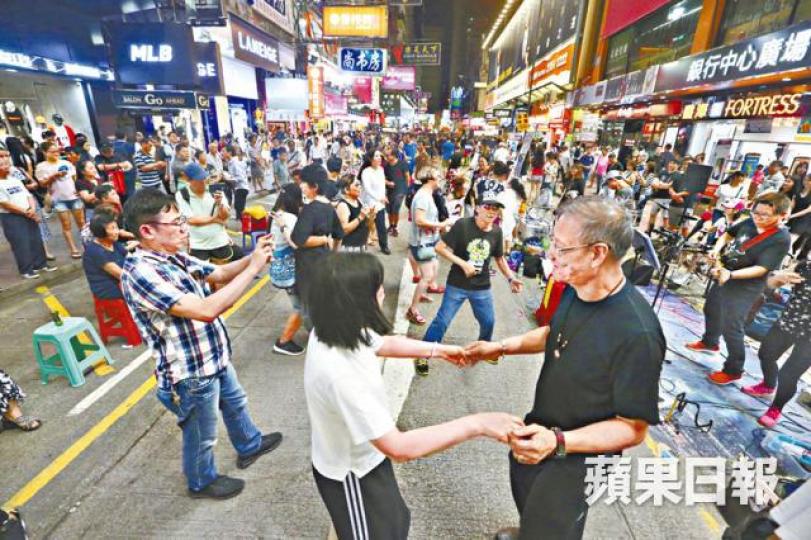 ■旺角西洋菜街行人專用區被表演者擠滿的場面即將告終。資料圖片 ■旺角西洋菜街行人專用區被表演者擠滿的場面即將告終。資料圖片