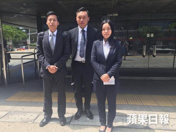 ■商業罪案調查科署理總督察黃皓寧(右一)於庭外講解案發經過。蔡少玲攝 ■商業罪案調查科署理總督察黃皓寧(右一)於庭外講解案發經過。蔡少玲攝