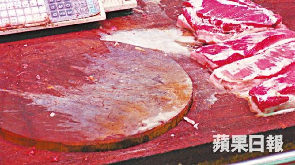 ■蒲崗村道分店的肉枱有疑是漂白水的痕迹。 ■蒲崗村道分店的肉枱有疑是漂白水的痕迹。