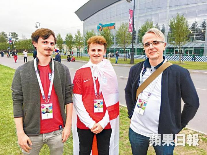 ■英國三父子有比法戰門票,卻無緣英格蘭四強戰。 ■英國三父子有比法戰門票,卻無緣英格蘭四強戰。