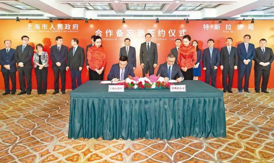 ■上海市政府代表與特斯拉簽約。路透社 ■上海市政府代表與特斯拉簽約。路透社