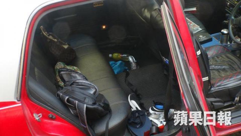 ■被告當日在的士內用皮帶勒妻子。 ■被告當日在的士內用皮帶勒妻子。