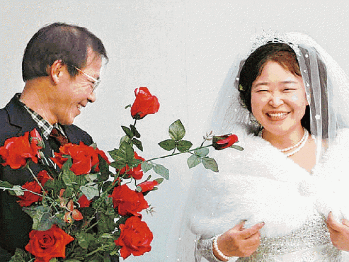 ■秦永敏和趙素利結婚時笑容滿面,但二人婚後卻被判監及被失蹤。 ■秦永敏和趙素利結婚時笑容滿面,但二人婚後卻被判監及被失蹤。