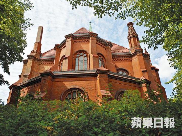 ■柏林客西馬尼教堂將舉辦追思會悼念劉曉波。何家達攝■德國報章昨大篇幅報道劉霞獲釋的消息。 ■柏林客西馬尼教堂將舉辦追思會悼念劉曉波。何家達攝■德國報章昨大篇幅報道劉霞獲釋的消息。