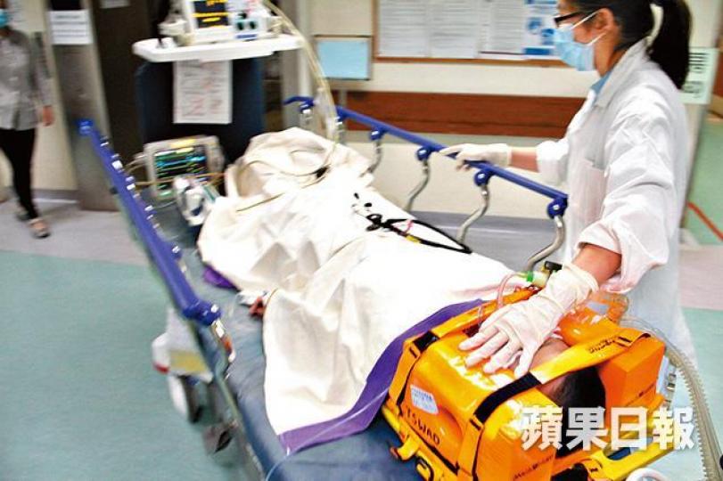 ■被撞男童送院搶救後留醫深切治療部。 ■被撞男童送院搶救後留醫深切治療部。