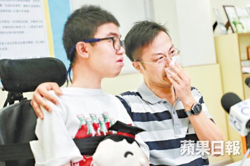 ■袁老師(右)對子軒遵循教誨努力感到十分欣慰。許頌明攝 ■袁老師(右)對子軒遵循教誨努力感到十分欣慰。許頌明攝