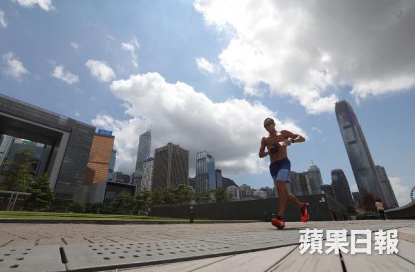 ■筆者指出,健身人士若以消脂減肥為目標,建議熱身10分鐘後再做30至40分鐘中強度有氧練習,如間歇跑等,其後再做負重練習。資料圖片 ■筆者指出,健身人士若以消脂減肥為目標,建議熱身10分鐘後再做30至40分鐘中強度有氧練習,如間歇跑等,其後再做負重練習。資料圖片