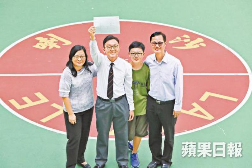 ■喇沙「超級狀元」黃子衡收到成績後與家人合照。李家皓攝 ■喇沙「超級狀元」黃子衡收到成績後與家人合照。李家皓攝
