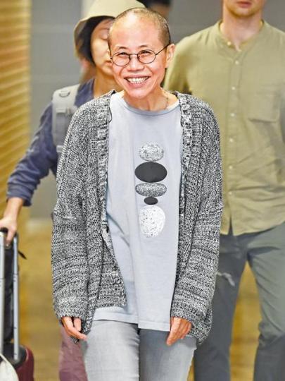 ■劉霞前日抵達赫爾辛基機場轉飛往柏林,過去8年來掛在她臉上的悲愁痛苦不見了,取而代之是燦爛如孩童般的笑容。■德國柏林客西馬尼教堂將舉行劉曉波追思會,市內貼有追思會海報。■包括鮑彤及高瑜等在內的異見人士,舉杯慶賀劉霞獲釋出國。互聯網 ■劉霞前日抵達赫爾辛基機場轉飛往柏林,過去8年來掛在她臉上的悲愁痛苦不見了,取而代之是燦爛如孩童般的笑容。■德國柏林客西馬尼教堂將舉行劉曉波追思會,市內貼有追思會海報。■包括鮑彤及高瑜等在內的異見人士,舉杯慶賀劉霞獲釋出國。互聯網