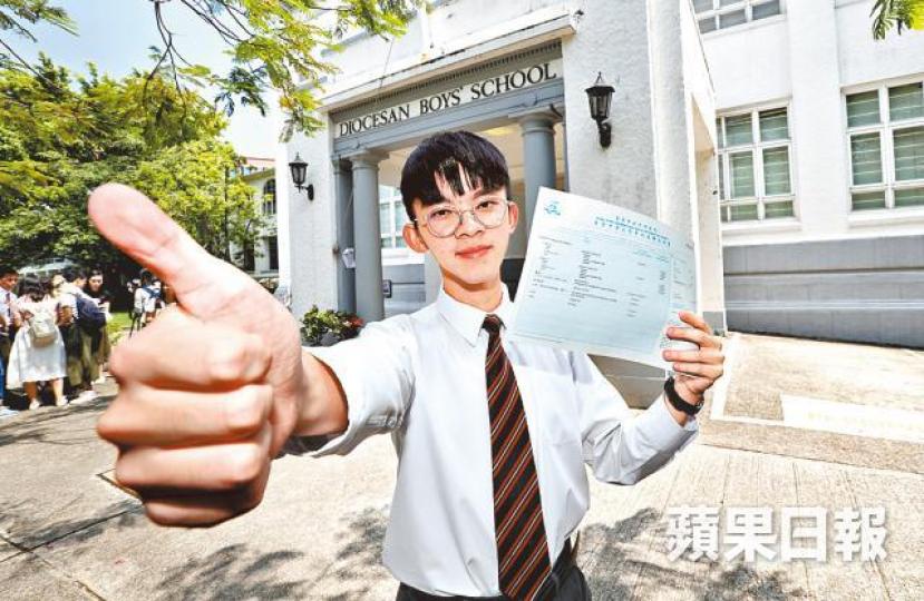 ■沈家浩是拔萃男書院自2012年以來首位文憑試狀元,希望入讀港大牙醫學。張志華攝 ■沈家浩是拔萃男書院自2012年以來首位文憑試狀元,希望入讀港大牙醫學。張志華攝