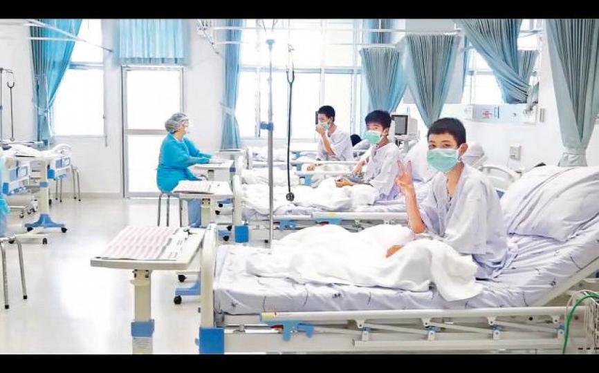 ■泰國當局首次發放少年在醫院隔離病房內的影片。■順豐(左圖)逃出山洞,其祖母、伯伯和爺爺笑逐顏開。朱永倫攝 ■泰國當局首次發放少年在醫院隔離病房內的影片。■順豐(左圖)逃出山洞,其祖母、伯伯和爺爺笑逐顏開。朱永倫攝