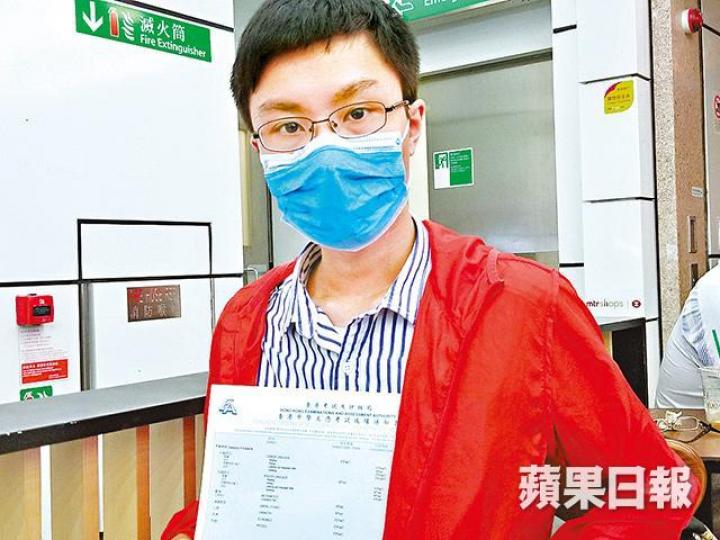 ■Tony文科及三科選修科更考獲5**佳績。羅智堅攝■濕疹最嚴重時,Tony全身所有皮膚幾乎都覆蓋紅班。受訪者提供圖片 ■Tony文科及三科選修科更考獲5**佳績。羅智堅攝■濕疹最嚴重時,Tony全身所有皮膚幾乎都覆蓋紅班。受訪者提供圖片