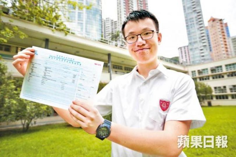 ■皇仁書院狀元袁瑋謙表示,國歌法立法是下下下策,直指若要市民尊重國家,政府應從民生着手。■聖保羅男女中學誕生3名男狀元(左起)藍正宏、黃程灝及陸禧,成為傳統名校中的「大贏家」。何頴賢攝■女拔狀元梁芷喬將赴牛津大學修讀哲學、政治及經濟學系,直指「中國人權問題始終都係有待改善」。黃耀興攝■(左起)德望學校狀元李焯瑩、榜眼張曉嵐及梁菀霖昨展示文憑試成績單。張志華攝 ■皇仁書院狀元袁瑋謙表示,國歌法立法是下下下策,直指若要市民尊重國家,政府應從民生着手。■聖保羅男女中學誕生3名男狀元(左起)藍正宏、黃程灝及陸禧,成為傳統名校中的「大贏家」。何頴賢攝■女拔狀元梁芷喬將赴牛津大學修讀哲學、政治及經濟學系,直指「中國人權問題始終都係有待改善」。黃耀興攝■(左起)德望學校狀元李焯瑩、榜眼張曉嵐及梁菀霖昨展示文憑試成績單。張志華攝