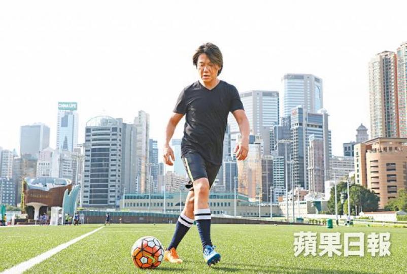 ■阿敬熱愛足球,他在球場生猛程度不遜舞台上。攝影:陳慧安■阿敬85年參加第四屆《新秀歌唱大賽》入行,至今在樂壇打滾33年。■阿敬跟鄭秀文早年合作無間,他03年開騷,彈琴伴奏鄭秀文唱歌。資料圖片■阿敬跟張衞健(右)是小學同學兼好友,阿敬早年窮到燶時得健仔接濟。■阿敬(右)愛踢波,也愛賽馬,前年孖何婉盈等好友榮升馬主。資料圖片■腳法凌厲的阿敬,有姿勢又有實際。 ■阿敬熱愛足球,他在球場生猛程度不遜舞台上。攝影:陳慧安■阿敬85年參加第四屆《新秀歌唱大賽》入行,至今在樂壇打滾33年。■阿敬跟鄭秀文早年合作無間,他03年開騷,彈琴伴奏鄭秀文唱歌。資料圖片■阿敬跟張衞健(右)是小學同學兼好友,阿敬早年窮到燶時得健仔接濟。■阿敬(右)愛踢波,也愛賽馬,前年孖何婉盈等好友榮升馬主。資料圖片■腳法凌厲的阿敬,有姿勢又有實際。