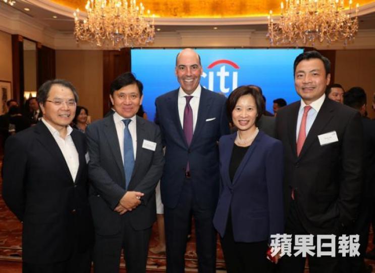 ■伍燕儀(右二)就職,梁伯韜(左一)及郭炳聯(左二)畀面撐場。 ■伍燕儀(右二)就職,梁伯韜(左一)及郭炳聯(左二)畀面撐場。
