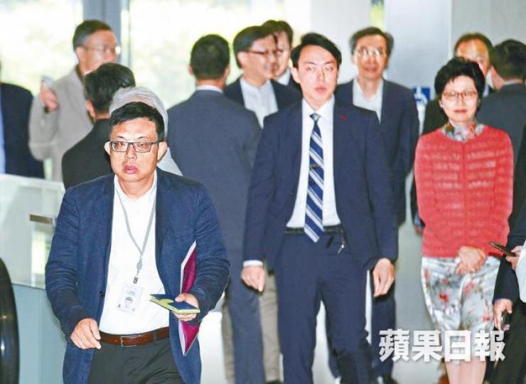 ■涂謹申(左)指立會保安以讓路予特首為由,阻攔他和其他議員步向會議廳。 ■涂謹申(左)指立會保安以讓路予特首為由,阻攔他和其他議員步向會議廳。