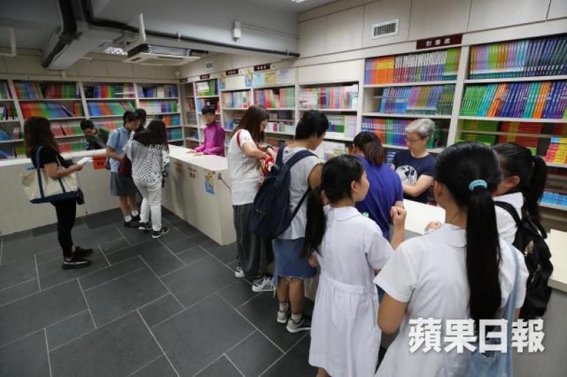 ■不少家長昨在收到書單後,即時與子女到書局買書。謝榮耀攝 ■不少家長昨在收到書單後,即時與子女到書局買書。謝榮耀攝