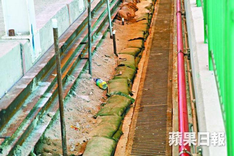 ■新地地盤(左)打樁導致輕鐵天榮站月台(右)沉降,地盤須灌漿加固。資料圖片 ■新地地盤(左)打樁導致輕鐵天榮站月台(右)沉降,地盤須灌漿加固。資料圖片