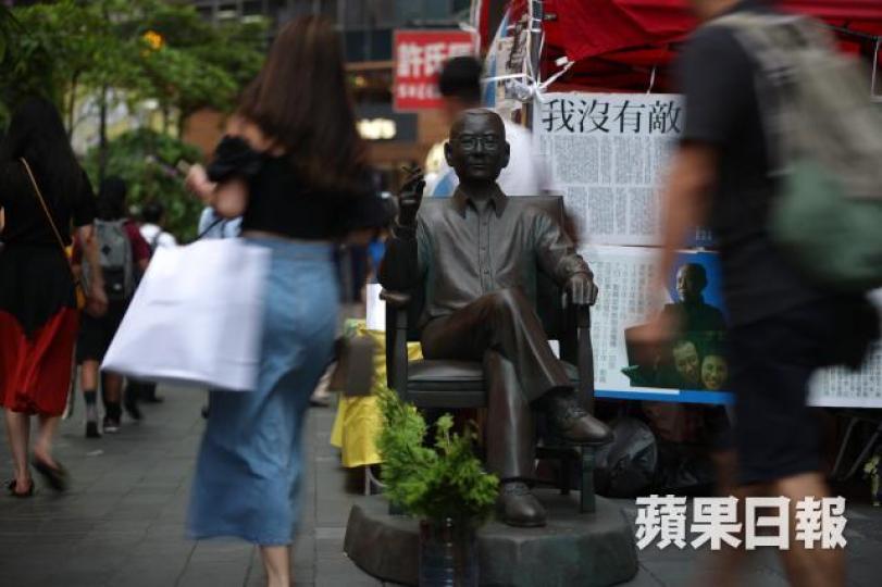 ■支聯會將於今晚舉辦劉曉波追思會;圖為香港街頭劉曉波像。何柏佳攝 ■支聯會將於今晚舉辦劉曉波追思會;圖為香港街頭劉曉波像。何柏佳攝