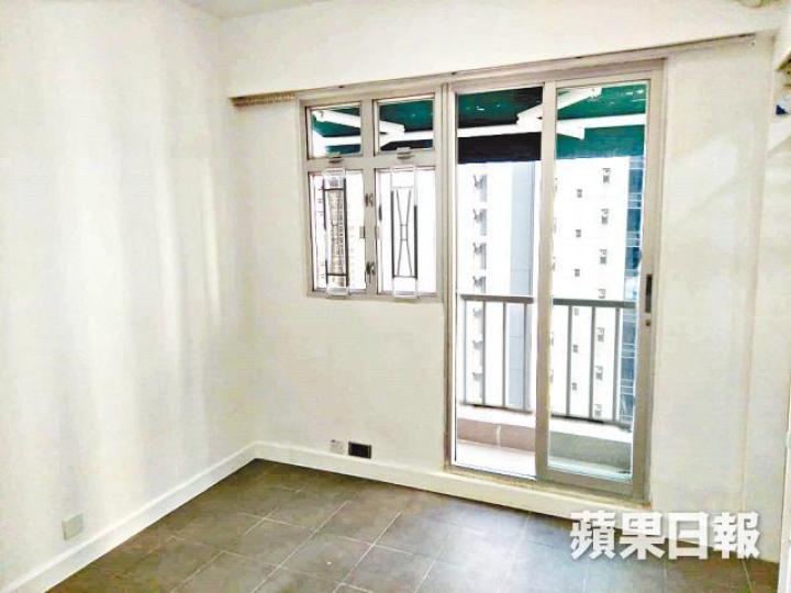■嘉利大廈單位僅145方呎,但仍有露台。 ■嘉利大廈單位僅145方呎,但仍有露台。