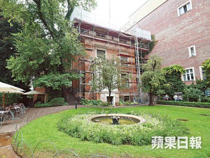 ■劉霞待身體休養及檢查報告完成後,便會移居柏林文學之家。■劉霞當年為劉曉波拍攝照片,肩上放有一隻哭泣驚叫的醜娃娃。 ■劉霞待身體休養及檢查報告完成後,便會移居柏林文學之家。■劉霞當年為劉曉波拍攝照片,肩上放有一隻哭泣驚叫的醜娃娃。