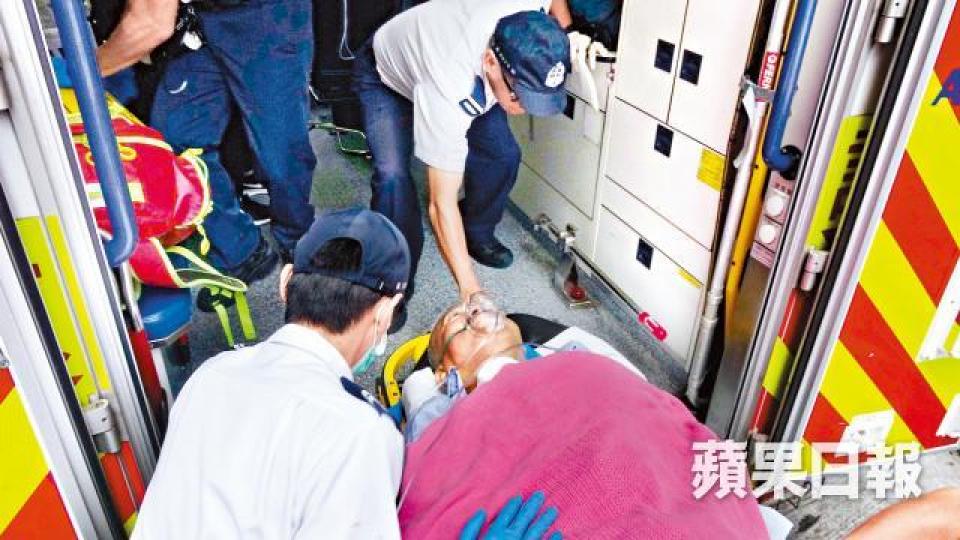 ■被刀手斬傷右腳的大金冷氣董事總經理葉鎮球送院治理。劉永明攝■大批軍裝警員到場翻查附近垃圾桶及地面搜證。 ■被刀手斬傷右腳的大金冷氣董事總經理葉鎮球送院治理。劉永明攝■大批軍裝警員到場翻查附近垃圾桶及地面搜證。