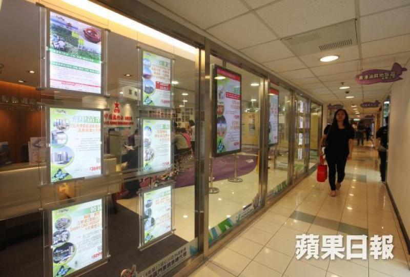 ■旅行社今起可向旅客收取印花費「成本」,變相轉嫁消費者。資料圖片 ■旅行社今起可向旅客收取印花費「成本」,變相轉嫁消費者。資料圖片