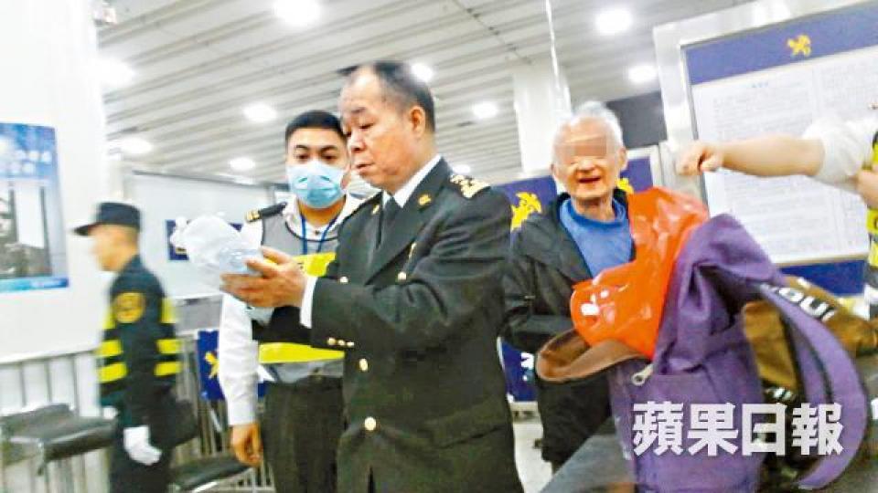 ■有旅客(右一)經深圳返內地時遭海關當場截獲一批金魚和烏龜。■假日旺角金魚街人頭湧湧,當中不乏內地旅客。 ■有旅客(右一)經深圳返內地時遭海關當場截獲一批金魚和烏龜。■假日旺角金魚街人頭湧湧,當中不乏內地旅客。