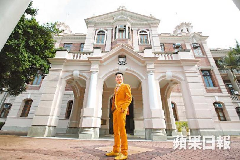 ■黎青龍說自己在港大做了一世,他1971年起在港大任教,若明年轉兼職,他已不能拿到50年服務獎,不無遺憾。■70歲黎青龍外表花俏,愛打煲呔襯鮮色西裝。■港大治療犬Jasper到訪醫學院,黎青龍摟着牠一臉滿足,還說狗醫生醫治黎醫生。■曾有醫學院學生在last day齊齊戴上煲呔向黎教授致敬。 ■黎青龍說自己在港大做了一世,他1971年起在港大任教,若明年轉兼職,他已不能拿到50年服務獎,不無遺憾。■70歲黎青龍外表花俏,愛打煲呔襯鮮色西裝。■港大治療犬Jasper到訪醫學院,黎青龍摟着牠一臉滿足,還說狗醫生醫治黎醫生。■曾有醫學院學生在last day齊齊戴上煲呔向黎教授致敬。