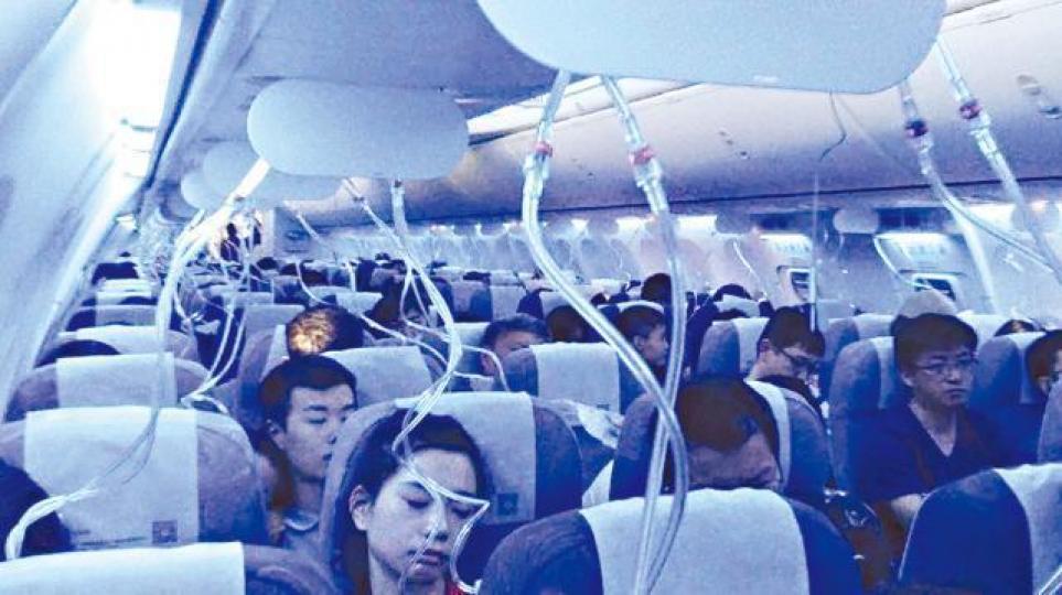 ■客機高空急降期間,機艙氧氣罩彈出。互聯網 ■客機高空急降期間,機艙氧氣罩彈出。互聯網