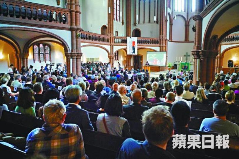 ■近千人在德國柏林客西馬尼教堂出席劉曉波追思會。何家達攝■廖天琪致詞讚揚劉曉波一生只有愛,沒有恨。何家達攝■德國前總統高克(中)、普立茲得獎人張彥(右二)及劉霞好友廖亦武(右)出席追思會。【法國】■多個人權活動團體在巴黎舉行悼念集會,展示金屬製的大型「空椅子」。互聯網【美國】■美國眾議院議員及人權組織在國會前集會哀悼劉曉波。互聯網 ■近千人在德國柏林客西馬尼教堂出席劉曉波追思會。何家達攝■廖天琪致詞讚揚劉曉波一生只有愛,沒有恨。何家達攝■德國前總統高克(中)、普立茲得獎人張彥(右二)及劉霞好友廖亦武(右)出席追思會。【法國】■多個人權活動團體在巴黎舉行悼念集會,展示金屬製的大型「空椅子」。互聯網【美國】■美國眾議院議員及人權組織在國會前集會哀悼劉曉波。互聯網