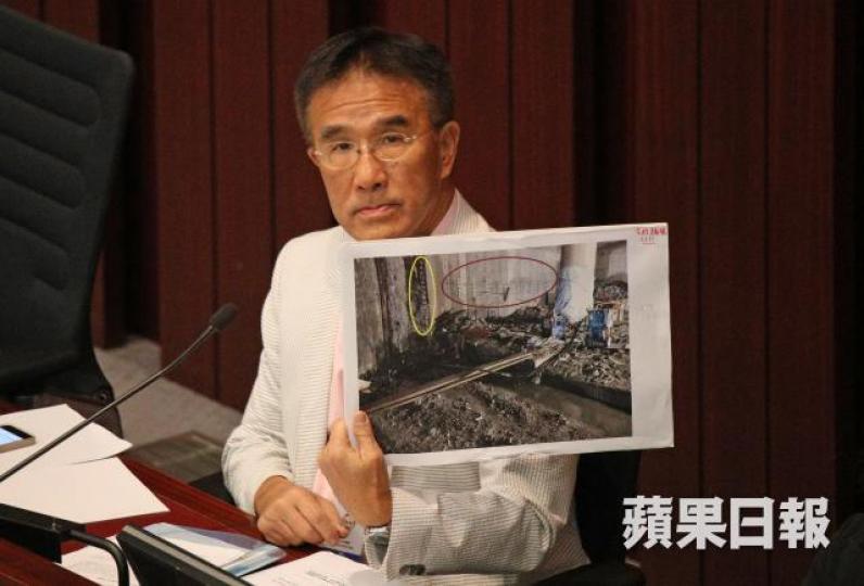 ■委員會主席田北辰在會上展示傳媒取得、螺絲帽保護膠塞未拆除的照片。張志華攝 ■委員會主席田北辰在會上展示傳媒取得、螺絲帽保護膠塞未拆除的照片。張志華攝